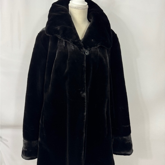 Luxurious Reversible Faux Fur Coat - Picture 2 of 13